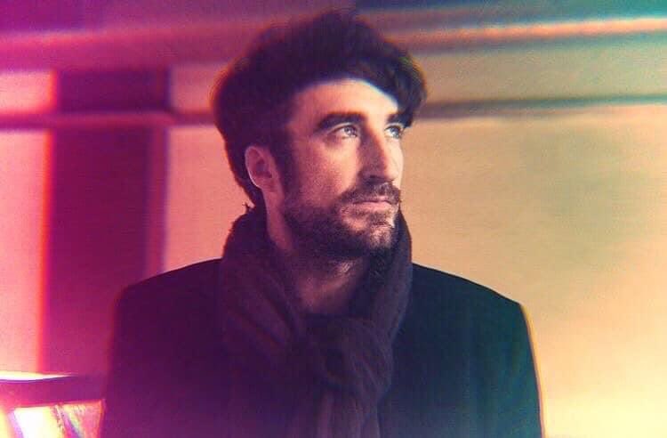 CoronasPromo's tweet photo. Danny’s recent interview with @NicolaBardon @Q102FeelGood is now up on the TV, Radio &amp; Podcast section on our website  - Link in our bio!  (Original 📸 by kenamiphoto on IG) #thecoronas #truelovewaits #dannyoreilly https://t.co/1dVckwqUp7