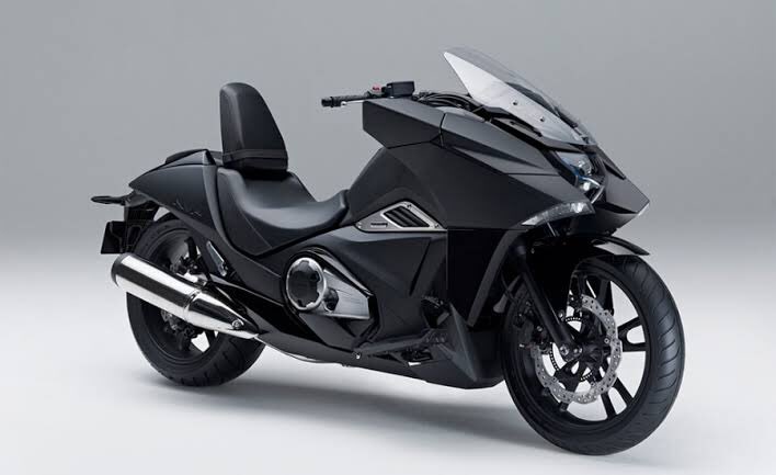 適当に語るバイクbot ホンダ Nm4 妙な威圧感を持つナナハンクラスのクルーザー Dct搭載でatとmt クラッチ操作は無し の切り替えが可能 唯一無二の独特なバイクだが 独特すぎる 色物過ぎる ので爆発的に売れるでもなく かと言って売れない訳でもなく