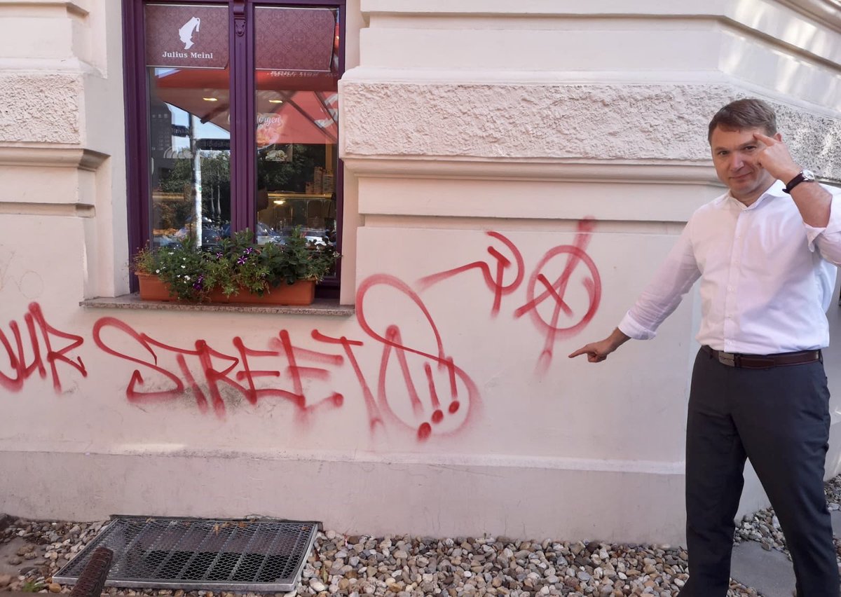 PoggenburgAndre's tweet image. Heute in Magdeburg, Stadtfeld Ost: linksextreme Schmierereien mit Anarcho-Zeichen und der Botschaft, dass den Kommunisten die Straße gehöre.

Von wegen! Linksextreme Lumpen ab zur praktischen Arbeit...
#NoAntifa