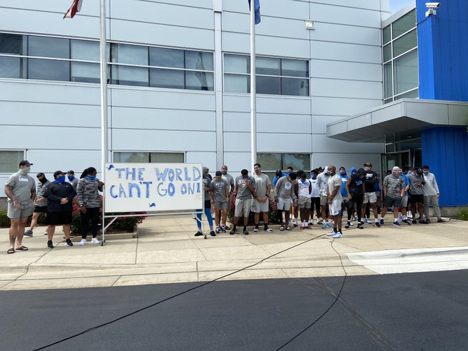 MySportsUpdate's tweet image. The #Lions have canceled practice today. Players and coaches came out addressing the media with a “The World Can’t Go On” and "We Won't Be Silent" signs. Players message: Football is not important today after what happened over the weekend to Jacob Blake.

(📸@ttwentyman)