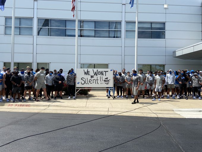 MySportsUpdate's tweet image. The #Lions have canceled practice today. Players and coaches came out addressing the media with a “The World Can’t Go On” and "We Won't Be Silent" signs. Players message: Football is not important today after what happened over the weekend to Jacob Blake.

(📸@ttwentyman)