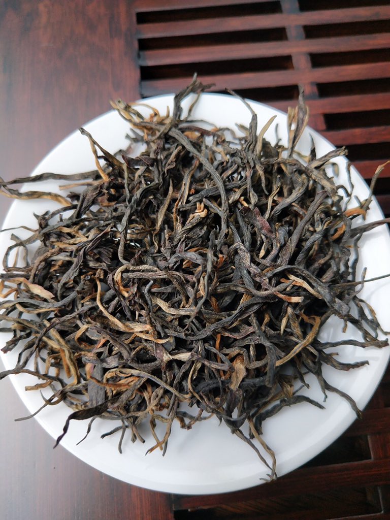 In 2020, it is the most cost-performance black tea of ancient trees. It has super high sweet aroma, crystal-clear tea soup, especially rich flowers and sugar sweetness, and a little sweet potatoes fragrance, the tea soup is mellow, sweet and warm, and full taste. Extremely lovely