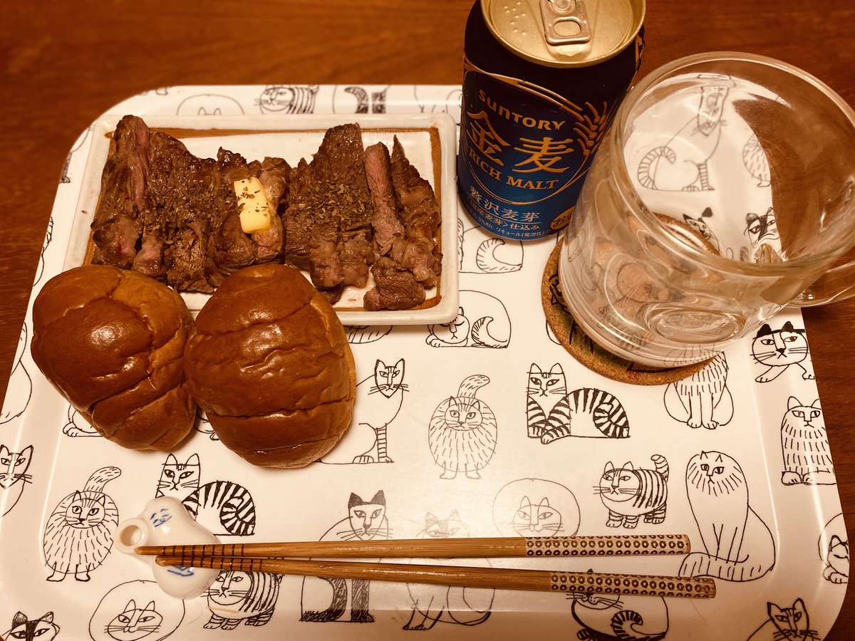 イエー、打ち上げー。お酒少しだけ飲むー。肉ー⭐︎ 