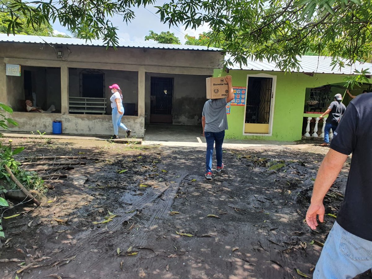 tvocanal23's tweet photo. FundaGeo @LaGeo en nombre del gobierno de Nayib Bukele entregó paquetes con productos de primera necesidad a las comunidades del Cantón Monte Fresco de Concepción Batres en Usulután https://t.co/C1GK7UovIM