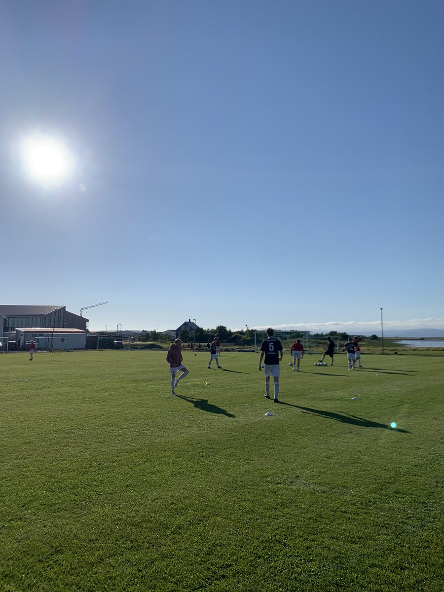 Korter í kick-off hér á Stokkseyri, ekki ský á lofti, það kemur léttur þráður hér um leikinn hér á eftir. #fotboltinet #SR