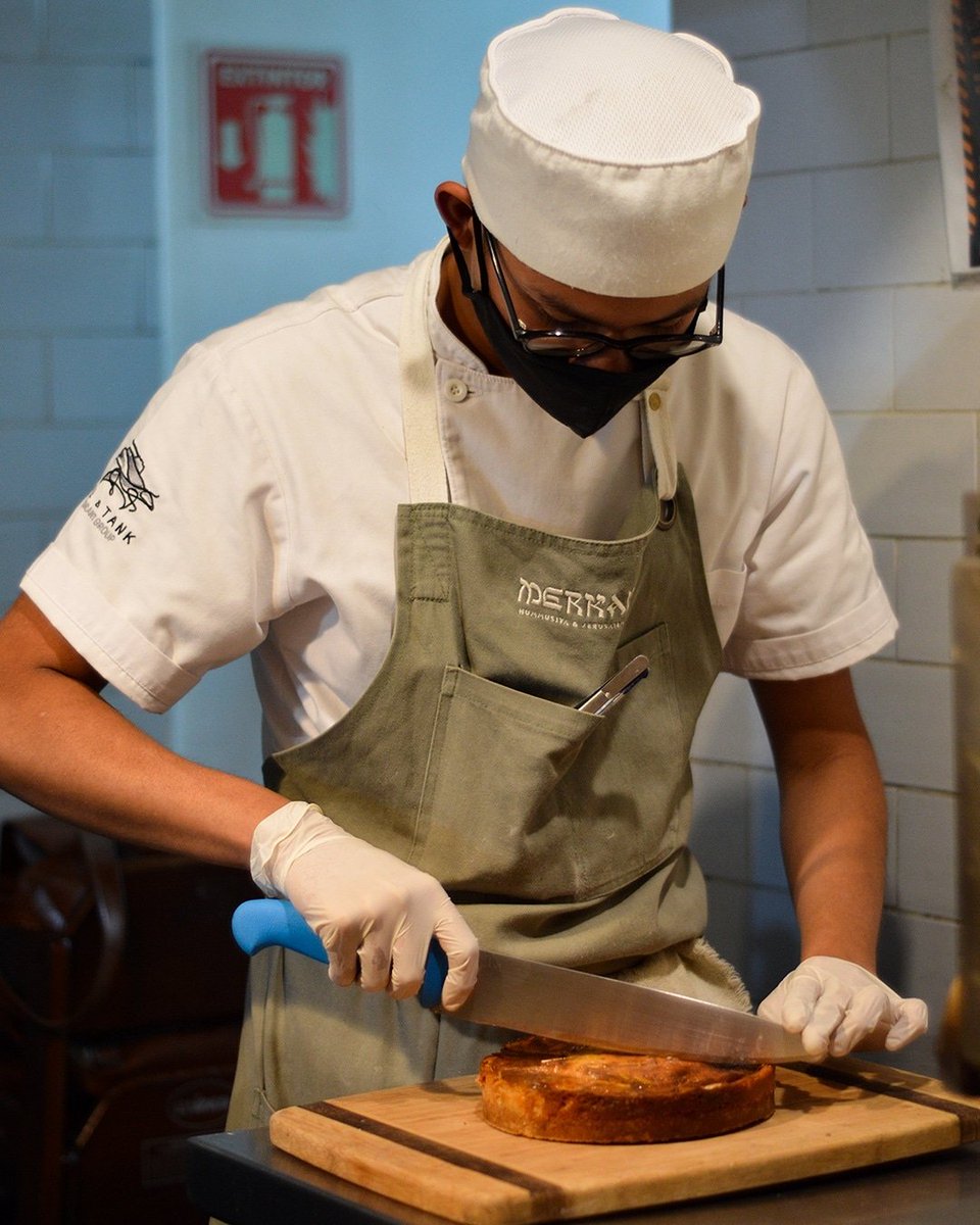 Producción: Tarta de dátiles y nuez, a cargo de José Manuel👨🏽‍🍳⁣
🍴Servida con granizado de naranja y helado de vainilla.⁣
⁣
#EstamosDeRegreso ⁣
#MerkaváMx ⁣
#restaurantescondesa