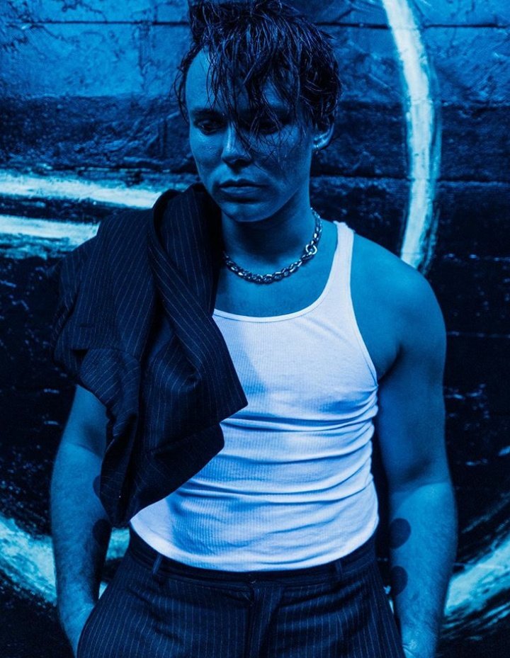 20del7's tweet image. Ven estas fotos azules? Bueno es para que vayan a escuchar CALM de 5sos que es tremendo album 💙
#BLUETEAM #CALMPromComp  #STREAMHIGH