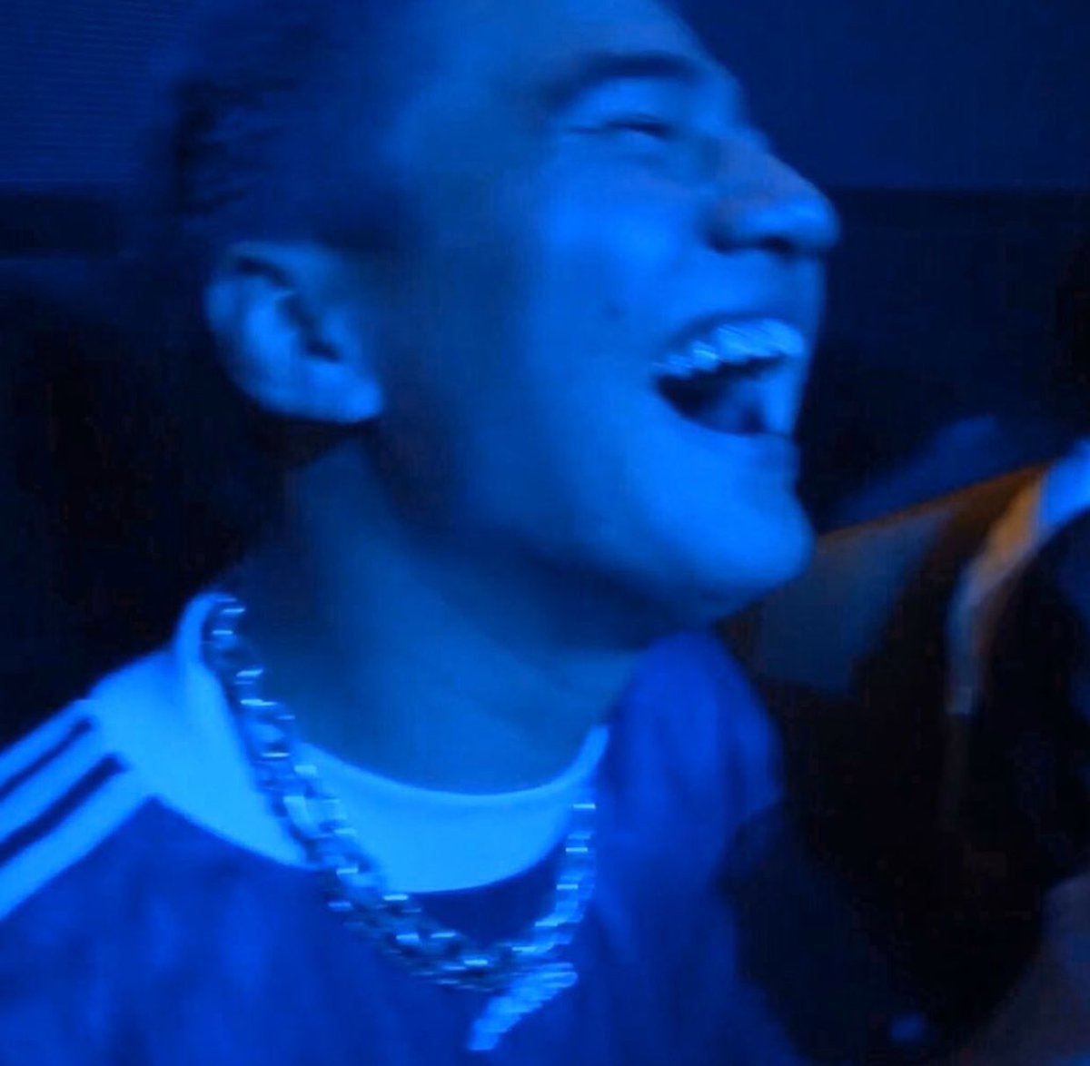 20del7's tweet image. Ven estas fotos azules? Bueno es para que vayan a escuchar CALM de 5sos que es tremendo album 💙
#BLUETEAM #CALMPromComp  #STREAMHIGH