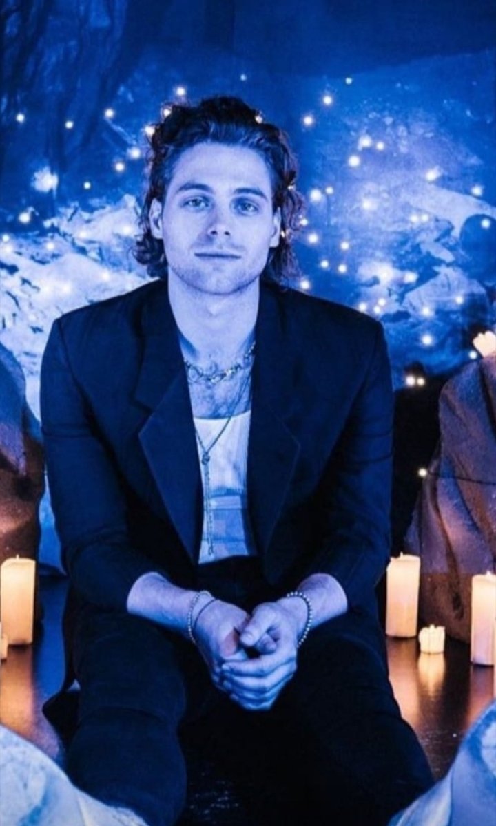 20del7's tweet image. Ven estas fotos azules? Bueno es para que vayan a escuchar CALM de 5sos que es tremendo album 💙
#BLUETEAM #CALMPromComp  #STREAMHIGH