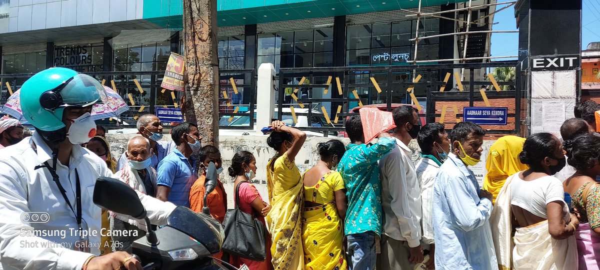 satyajit78's tweet image. Why this is allowed..... Today Large gathering outside Pantaloons, Lachitnagar, Guwahati. I think for Aadhar Card.
No Social Distancing.....