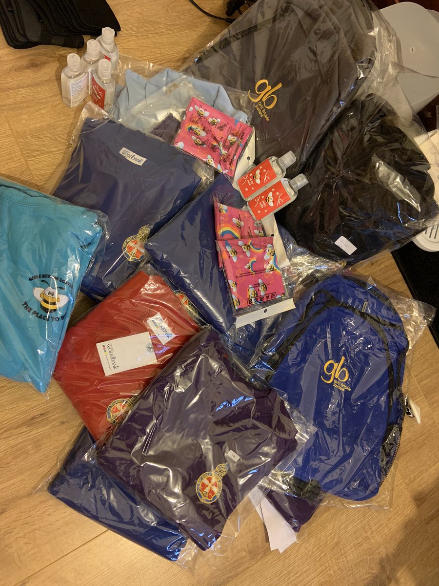 BeeEllon's tweet photo. Can you see your jumper?! Thanks @Hermesparcels for not following the instructions on the label of where to leave the box and leaving it in the rain instead! Glad everything is individually wrapped! Thanks @GBScotSupplies for a speedy turnaround! https://t.co/W48bI35yO8