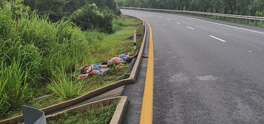 Hoy, en los límites de Tabasco con Veracruz, en Huimanguillo, lanzan cadáveres de 5 hombres y una mujer con tiro de gracia; a unos 10 kilómetros de ahí, en Agua Dulce, comando armado sustrae a dos personas y mata al perro que intentó atacar a intruso, podrían ser el mismo tema