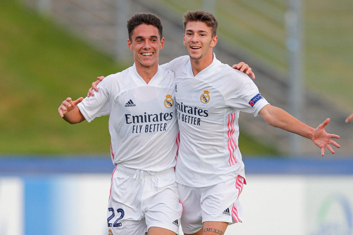 PartidodelaUna's tweet photo. 🏆 @realmadrid ¡¡ CAMPEÓN DE EUROPA JUVENIL!!

👏 Derrotó por 3 - 2 al @SLBenfica, goles de Pablo Rodríguez, Jocu-pp- y Miguel Gutierrez

⛔Provindencial el portero Luis López deteniendo un penalti.

👌 Primer título europeo con una leyenda como Raúl en el banco.
#UYLfinal https://t.co/c1lianOMgx