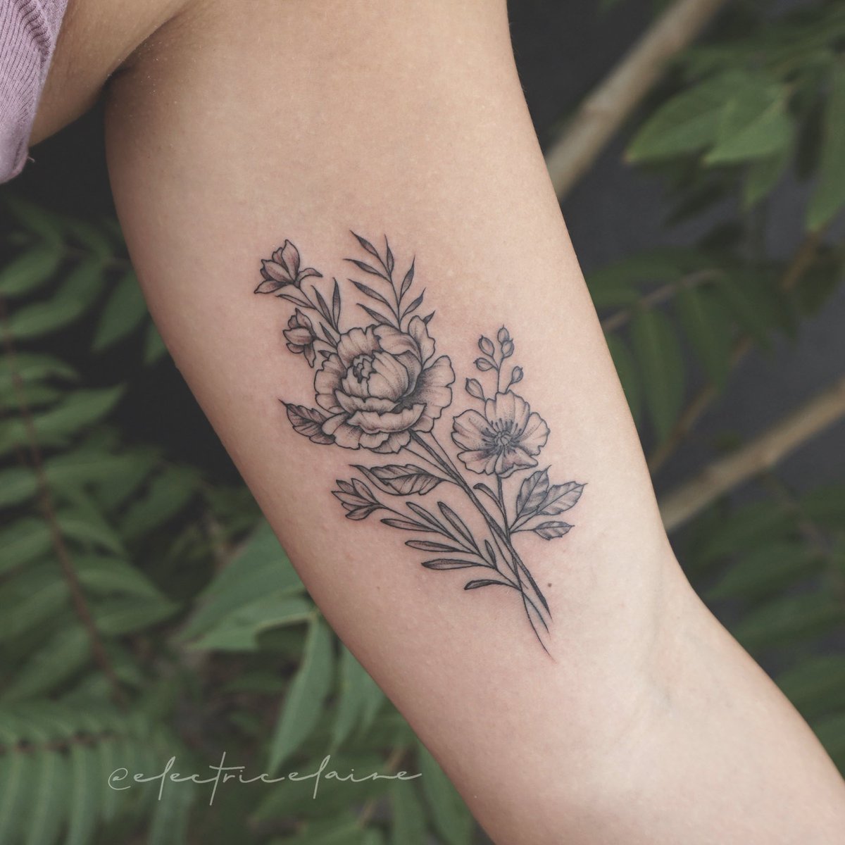 ElectricElaine's tweet photo. Micro flowers
#flowertattoos #microtattoo #blackinktattoo #flowerboquettattoo #denvertattoos https://t.co/TrvAa38Vxj
