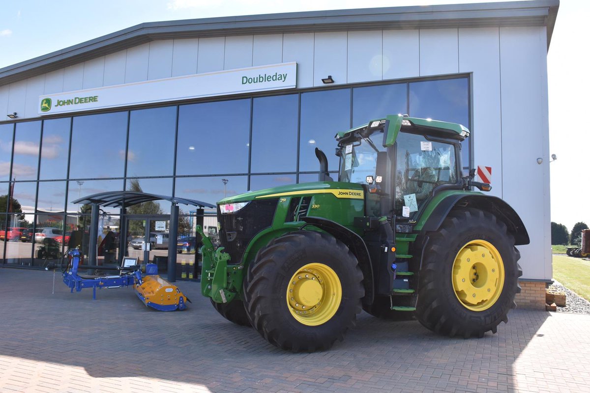 Our new demo <a href="/JohnDeere/">John Deere USA</a> 7R 330 has landed and is eager for its first time in the field! Made with intelligence and a whole new design, the 7R 330 is unstoppable ⚡️ Here are just a few of its features #Performance