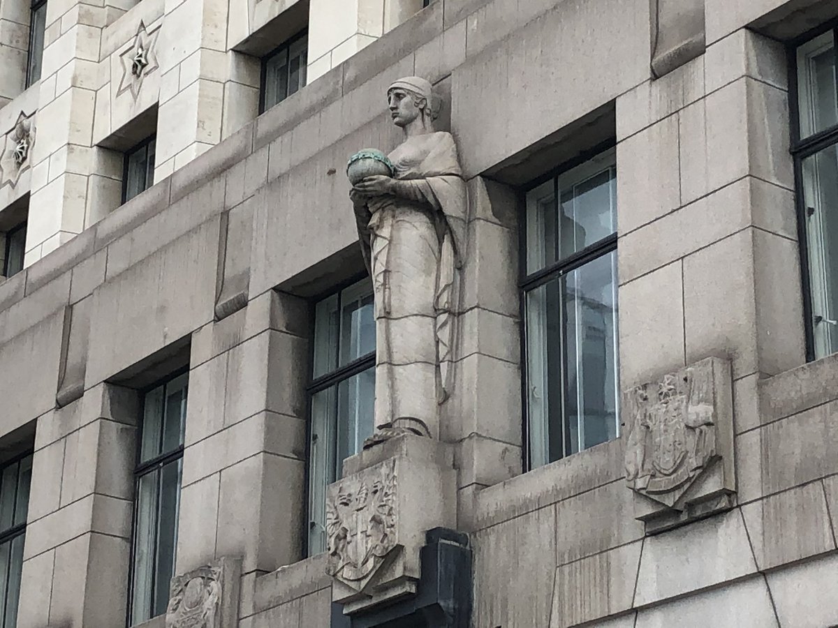 Adelaide House on London Bridge... I’m a big fan of an Art Deco statue