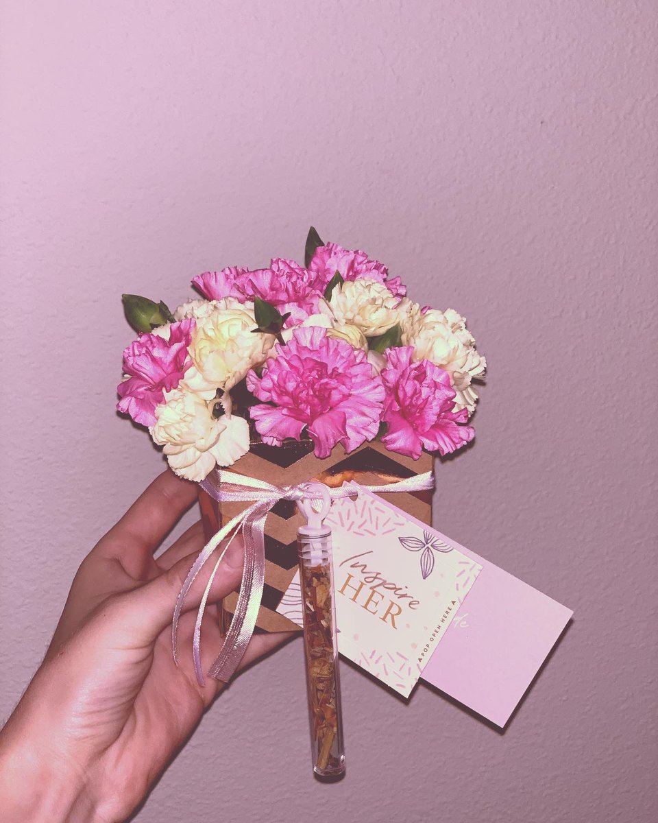 co_lilac's tweet photo. Flowers with a side of Self-Care!

Specially arranged flowers
1 small vile of lavender lemongrass potpourri
1 pop-open card to “Inspire Her” with a special message inside https://t.co/rv3WeVnBRO