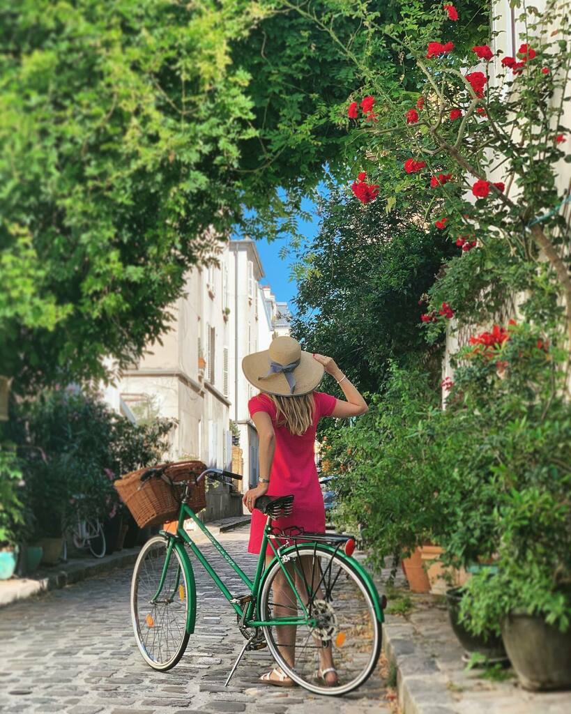 FallingOffBikes's tweet image. // Taking advantage of Paris’s empty and hidden streets this summer. 🚲👒🌿 

It’s the end of August, which means Parisians are slowly returning to the city to go back to work. And by “back to work” I of course mean working from home but also reopening … instagr.am/p/CEUmwDHgy2_/