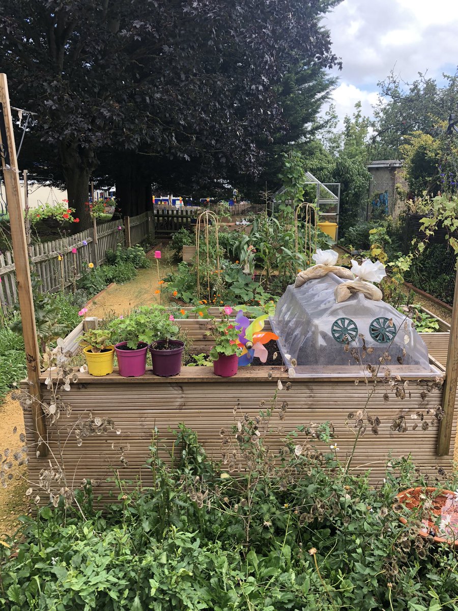 SharonStevenage's tweet photo. It was great to participate in ‘stained glass’ painting with Angie &amp; the ladies. Thank you to Su who is the inspirational founder for writing to me so I could contribute from my locality budget. You can find out more here https://t.co/56u4HBH21X https://t.co/WxSM35NGfi