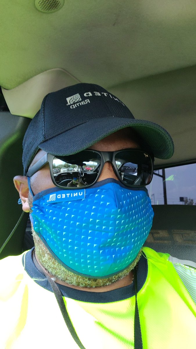 Love the new United brand facemask. Thank you  United for keeping your employees safe.
#EWRPROUD