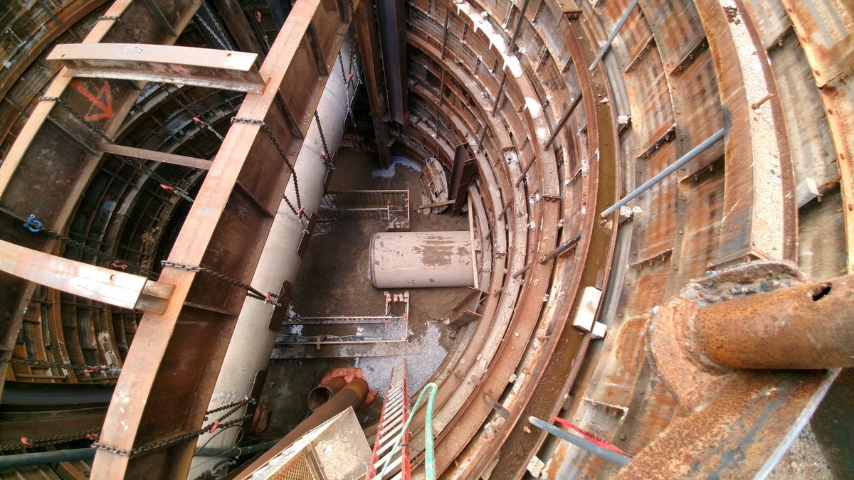 llc_reynolds's tweet photo. Our tunneling group developed a creative shaft and pipe support design for the @CitizensEnergy DigIndy Tunnel System project.
#DigIndy #ReynoldsConstruction #CEG #PipeSupport https://t.co/jC5RSleP73