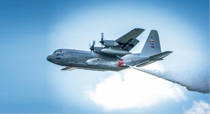 RevistaFAC's tweet photo. #ElDato El C-130 Hércules con el sistema de extinción de incendios MAFFS II requiere personal especializado para realizar maniobras como vuelo a baja altitud en terrenos difíciles... https://t.co/BJL0Gi0aZp https://t.co/YOipjm0MhD