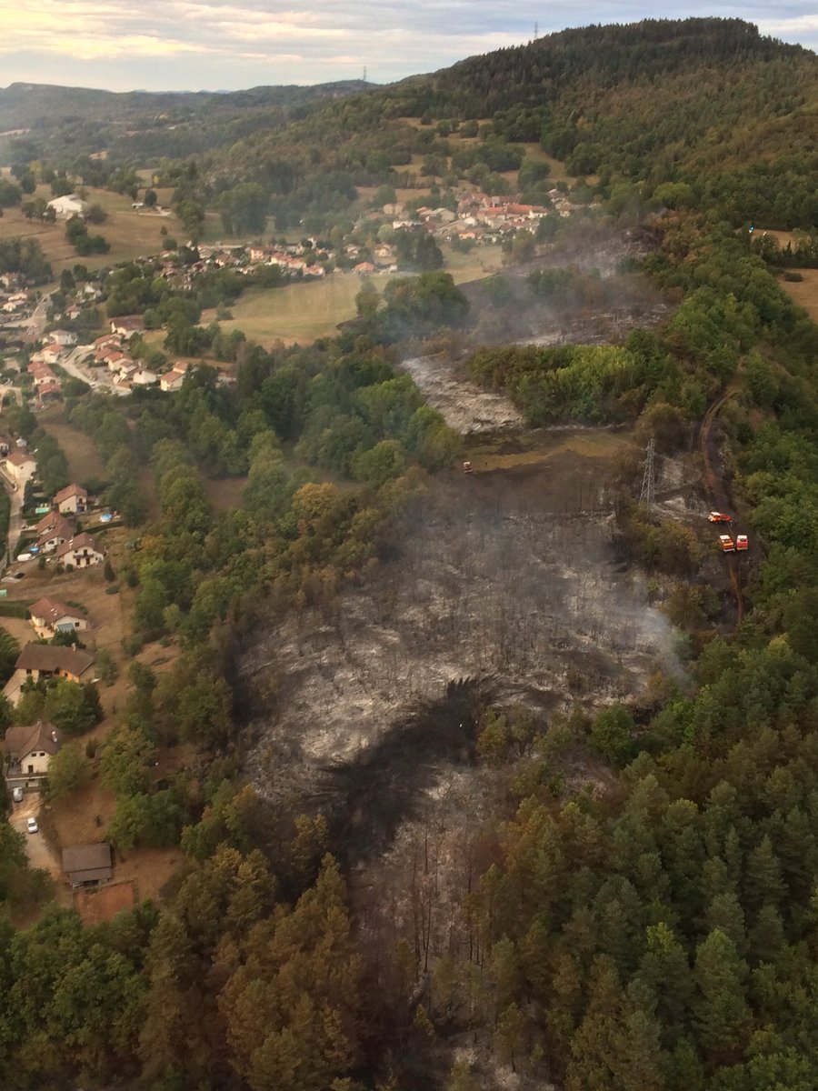 RemiFrumento's tweet photo. #fdf @sdis01  plusieurs hectares parcourus sur beard Géovreissiat le sapeurs-pompiers sont sur les lieux https://t.co/P8rX7AYoCO