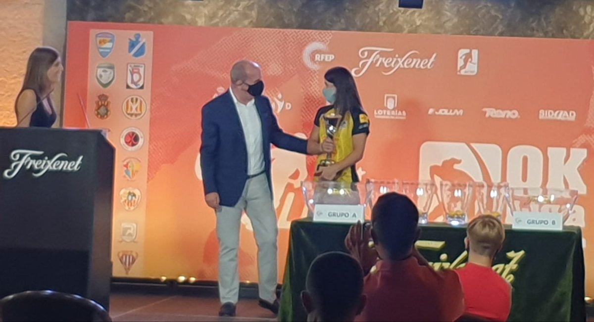 Laura Puigdueta galardonada amb l'MVP 2019. Moltes felicitats <a href="/laurapuigdueta/">Laura Puigdueta</a>! #oklligaf