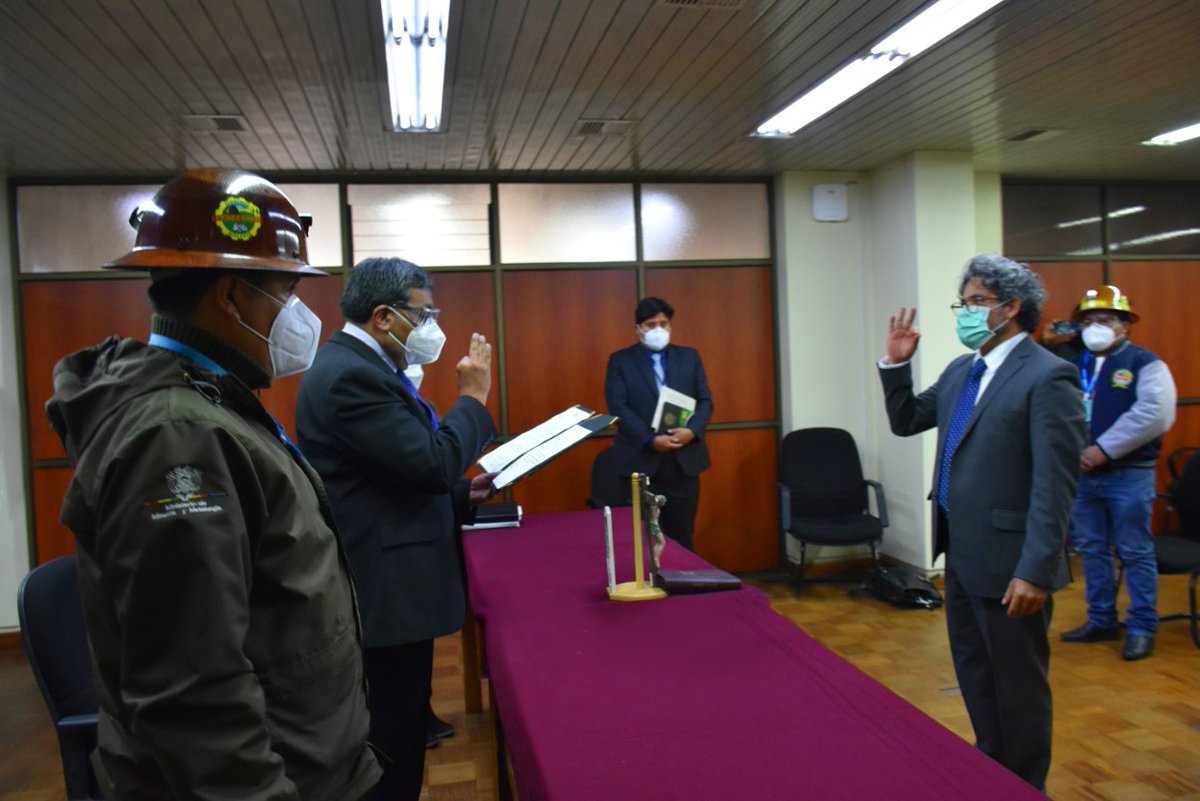 minmineriabo's tweet photo. #BoliviaMinera
Navil Agramont Akiyama es el nuevo director General Ejecutivo del #FOFIM, con el objetivo de impulsar la actividad minera cooperativizada, para la reactivación económica y generación de empleo desde la minería.
Más información aquí 👉https://t.co/byrQ1lRWtW https://t.co/eOEacfwqO7