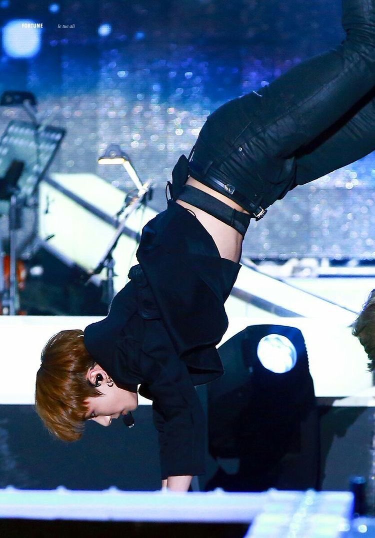 Life as a JK stan is pretty great, if it weren’t for that darn mic strap.  A painful thread. #Jungkook  #BTS    @BTS_twt  #KooktiddieCommittee  #KTCProject  #sisterwives