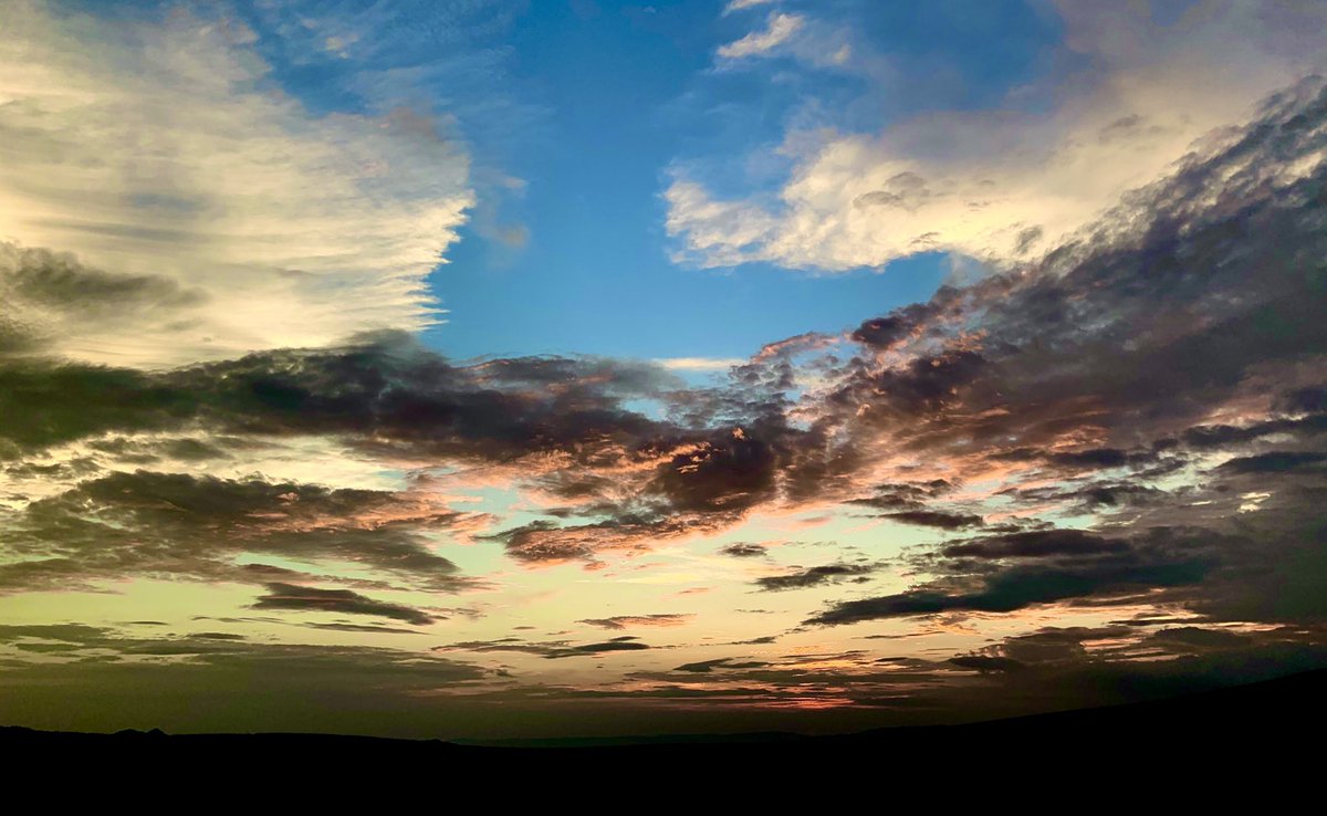 rootleswanderer's tweet photo. "If you use your imagination, you can see lots of things in the cloud formations."
.
#rootlesswanderer
#nature #cloud #positiveenergy #naturephotography #sunset #clouds #beautiful #life #natural #naturephotography #naturalbeauty #natgeo #planetearth #discovery #explore https://t.co/1uqsWmOmhT