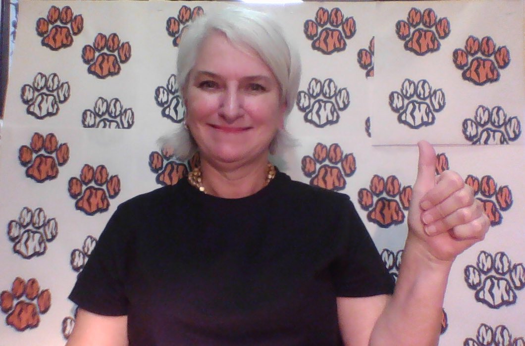 DiggsLatham's tweet photo. Mrs. @DeniseWarheit created this perfect #DLESTigerPride backdrop with paw prints for her virtual sessions today. #DLES10Years #TigerPride https://t.co/miy56NF78f