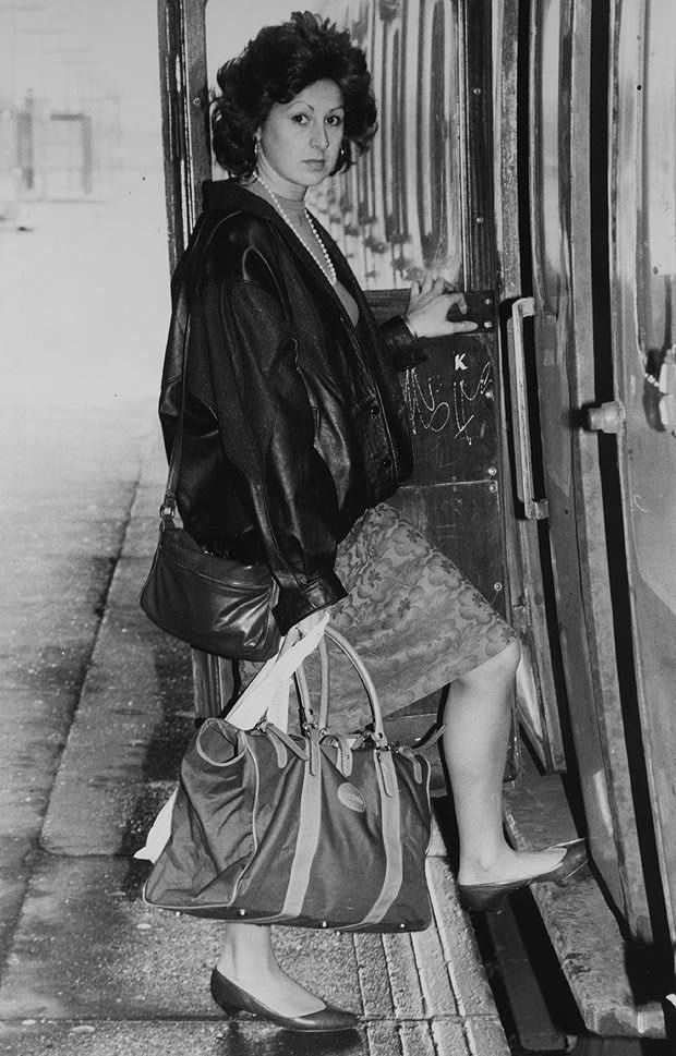 emmavalentineee's tweet photo. 32: In March 1989 Debbie Linsley boarded a train from Petts Wood to London Victoria. The journey only took 35 minutes but she never made it. She had been stabbed at least 5 times with a 7 inch blade. As of 2020 her case is still unsolved. 

https://t.co/HJXYREmCbD https://t.co/rvPr83pRDL