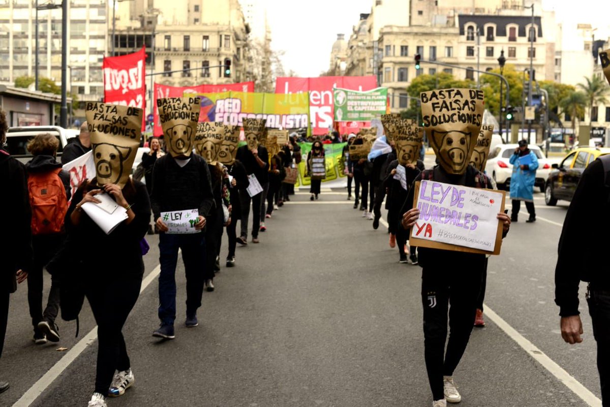 Comenzó la acción en Plaza de Mayo: con el <a href="/Fte_Izquierda/">Frente de Izquierda Unidad</a> Unidad nos sumamos para repudiar la orientación extractivista y el saqueo de los recursos y bienes naturales, puestos al servicio del pago de la deuda.

Leé la declaración: bit.ly/2EnGzzi

#BastaDeFalsasSoluciones