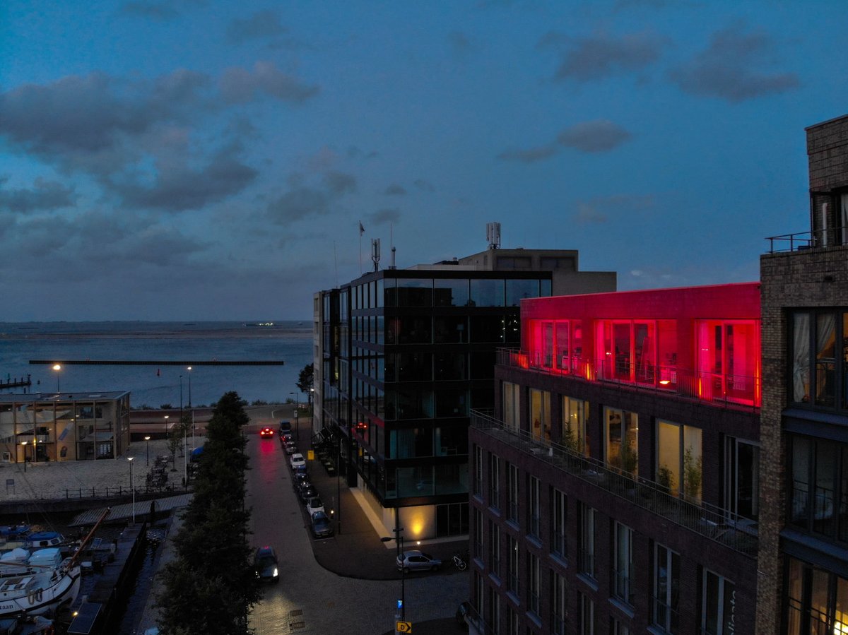 Net als zovele andere eventprofessionals kleurt ook ons kantoorgebouw rood vanavond tijdens Night of Live. Zo willen wij aandacht vragen voor de urgente situatie in onze branche. Steun de evenementenbranche! bit.ly/2QjmrRs #coderood #nightoflive