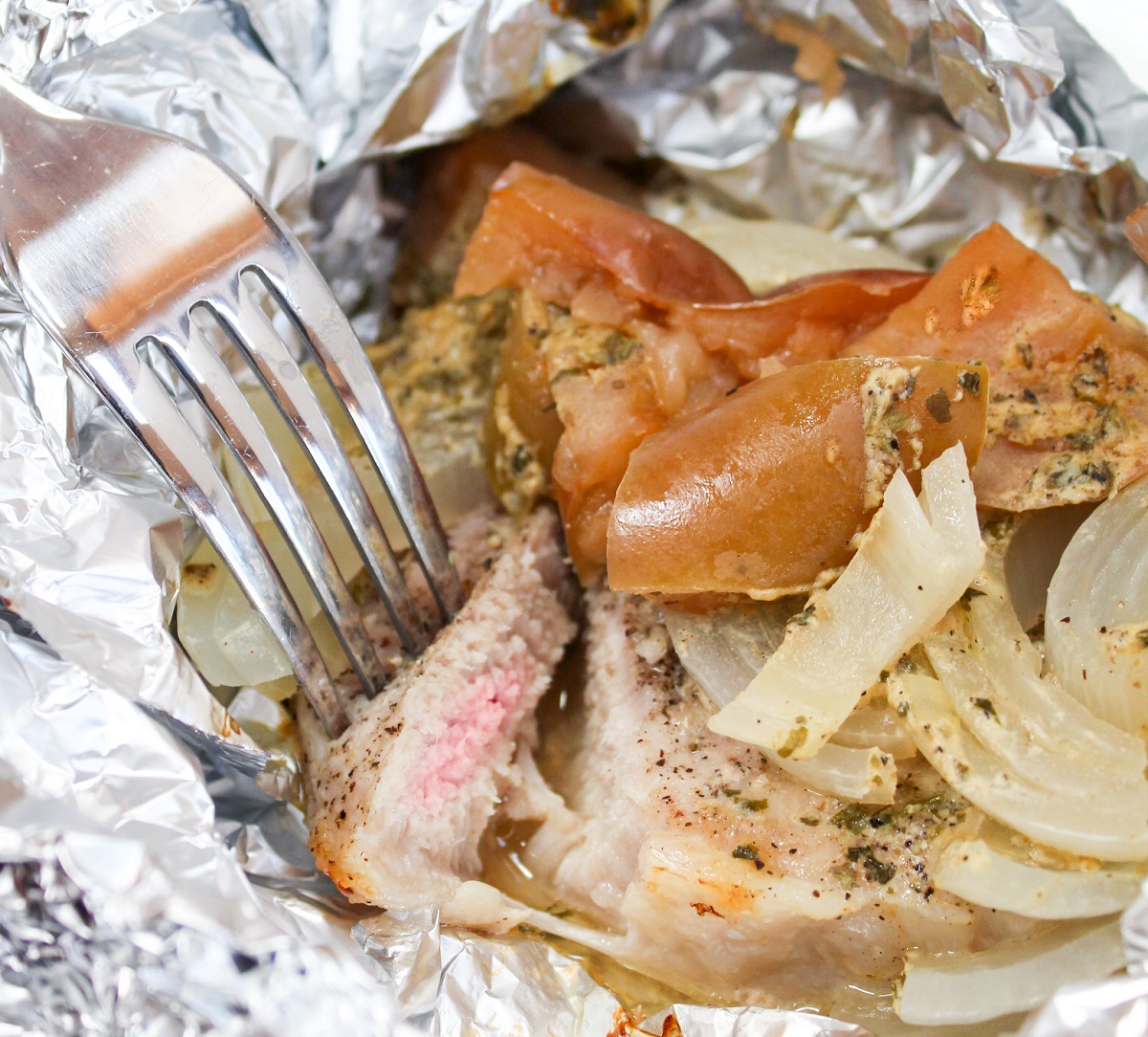 #Ad Grilled Dijon Pork and Apple Foil Packets are a delicious family favorite. Tender hearty pork chops, fresh apples, and sweet yellow onions topped with a Dijon honey mustard and grilled.

cheesecurdinparadise.com/grilled-dijon-…

#WIPork #USAPork