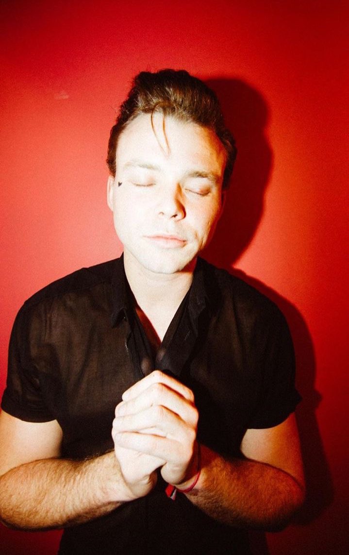 swftsos's tweet image. just a reminder that ashton irwin and the color red. #5SOSRedTeam #STREAMOLDME #5SOSPromoComp