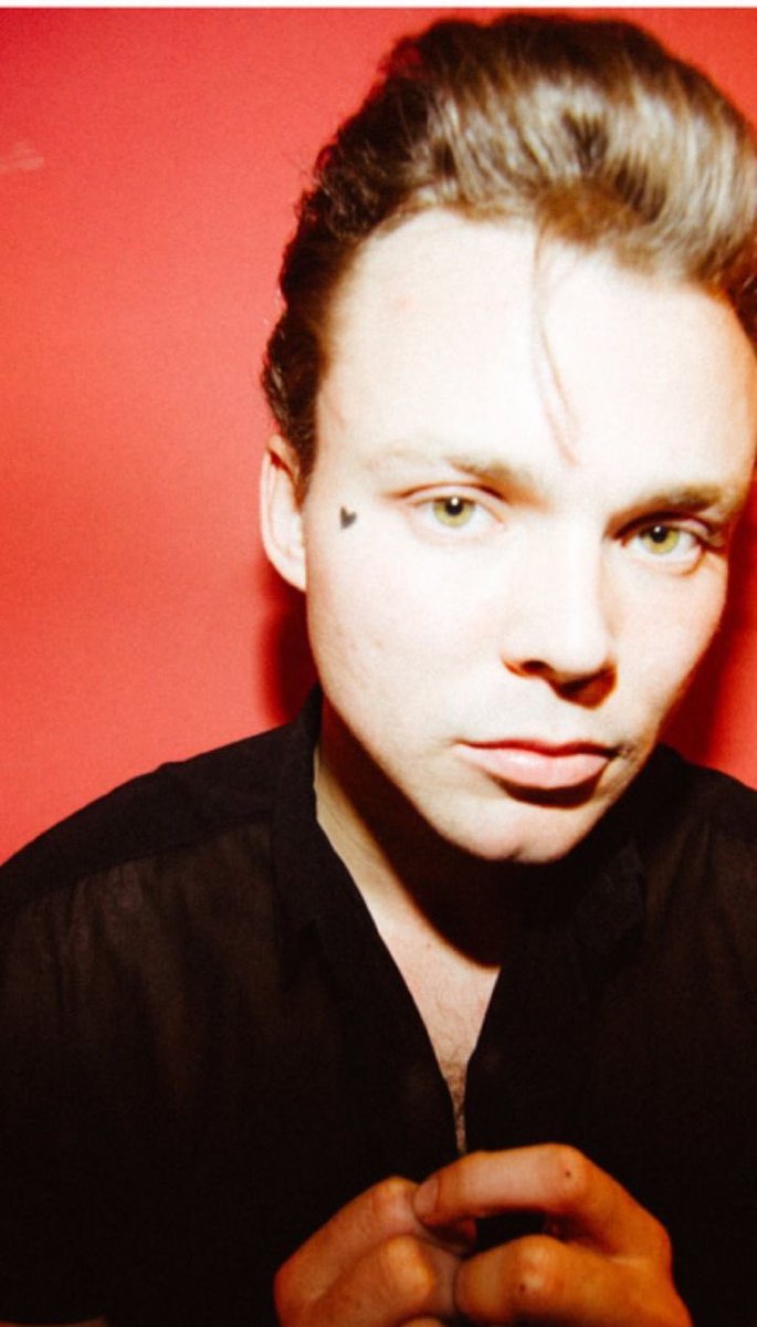 swftsos's tweet image. just a reminder that ashton irwin and the color red. #5SOSRedTeam #STREAMOLDME #5SOSPromoComp