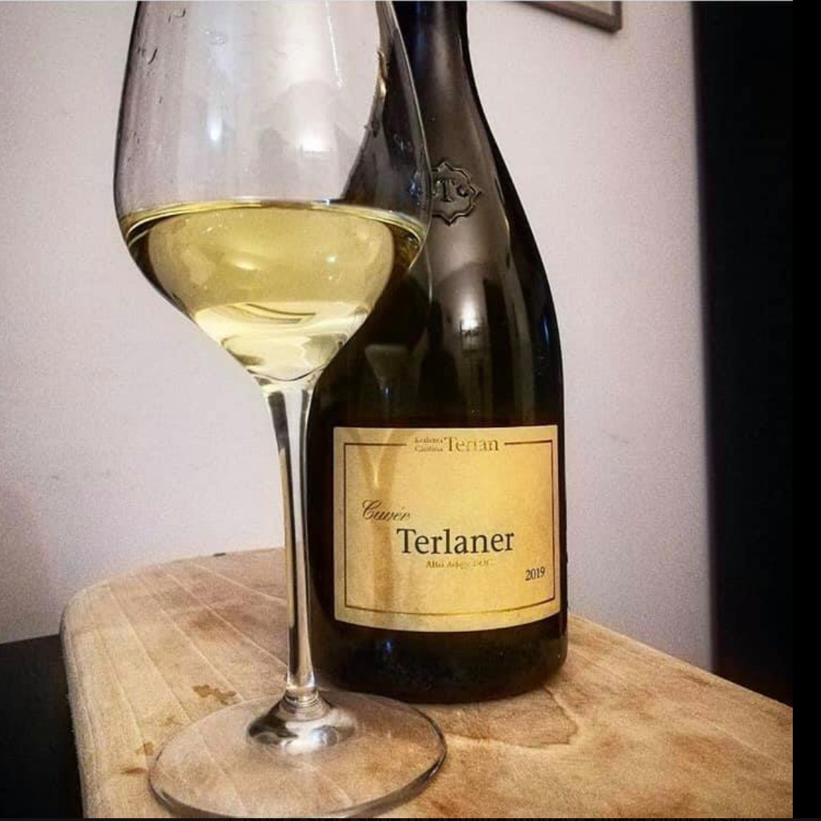 amo_wine's tweet photo. Oggi vi parliamo di un meraviglioso #vinobianco, il #terlaner della Cantina Terlano. Un vino ottenuto da Pinot Bianco, Chardonnay e Sauvignon. Bouquet di mela verde e pesca bianca. Vi conquisterà.
#cantinaterlano #amowine #comprendiamowine
https://t.co/A13yqflS2q https://t.co/iMrzJQbgJR