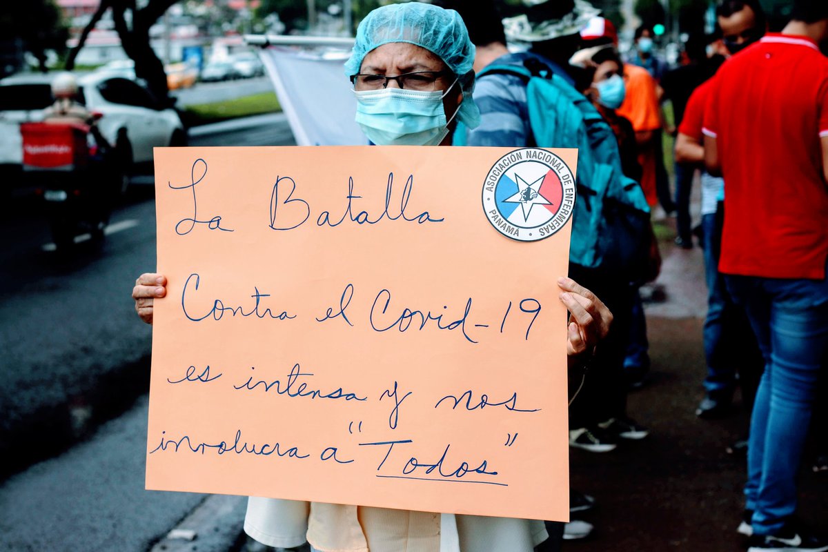 Luego de tomarle esta foto, me dijo que estaban en su hora de almuerzo y de ahí subirían a darle atención a los pacientes.
Está enfermera no solo usa su hora de almuerzo para exigir insumos, sino que sacrifica su hora de comer 😞
#SinInsumos #enfermerasPanama 
#COVID19 #Panamá