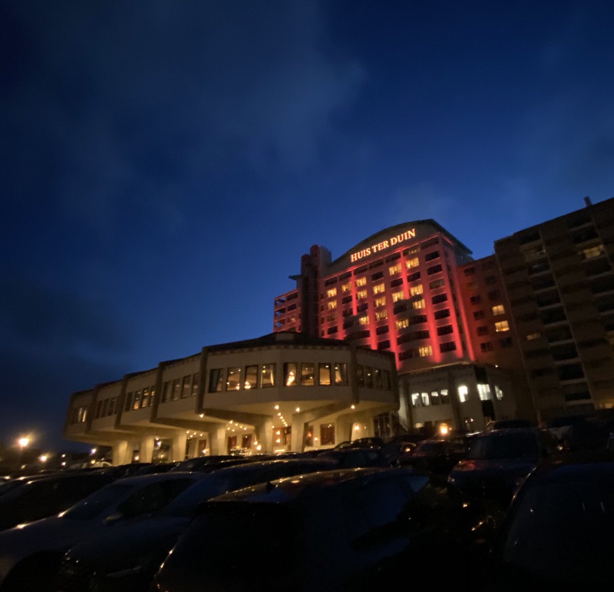 Today our hotel is red to support the event industry and our colleagues around the world for the love of our great industry and the experiences we create. ♥️ It is an alert for the government for the dramatic economic situation we are in. #nightoflive #huisterduin