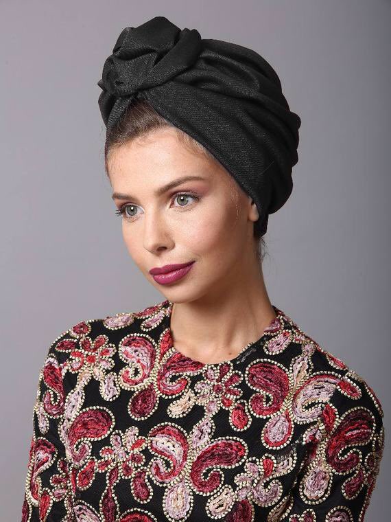 she used the same pattern of her outfit on her head wrap, some people are also said she was wearing a buba...
