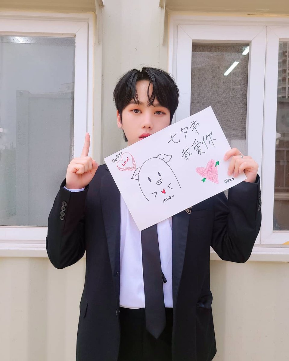 D1CEMexico's tweet photo. Actualización de Hyunsoo en el Weibo de D1CE
"Feliz Tanabata 🐷❤️Don1y"
(Tanabata es el día de San Valentín Chino)
#D1CE #디원스
#김현수🐷
#디원스 #D1CE #DRAW_YOU #DRAW_YOU_디원스를_그린다원스를_그린다 #ONE_SUMMER https://t.co/VafopP1KsF