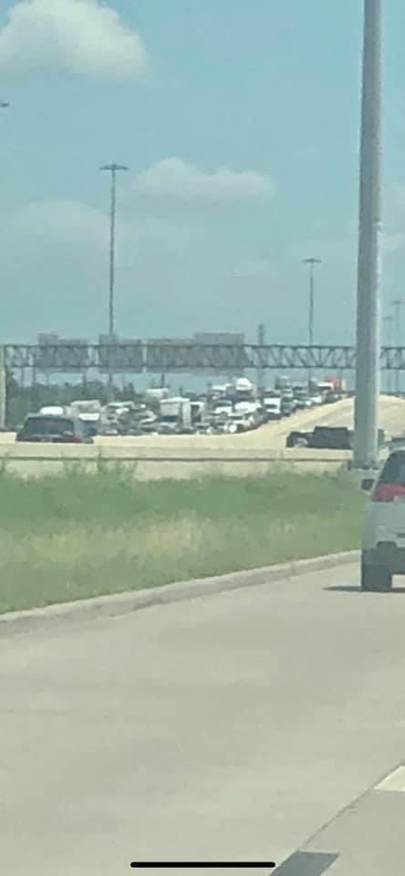 EmotionalAccord's tweet photo. @lookner gas stations are packed and heavy evacuations taking place. This is I-45 looking north by Clear Lake area https://t.co/2HFAolQYsl