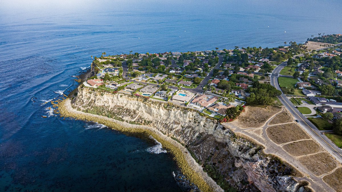 manofsteel83's tweet photo. #evodrone #autelrobotics #aerialphotography #lunadabay #ranchopalosverdes #birdeyeview #shannasshots #californiacoast #drone #dronehobbist #californiasummer #lunadabaycliffs #landscapephotography #portuguesebend #uav #uavpilot #pacificocean #landscape https://t.co/wrqPAvhF1r