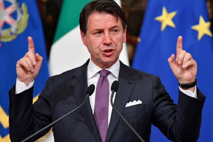 puntualeh's tweet photo. Mani. #lacontezzadigiuseppeconte #presidentecifaisospirare #cotantabellezza https://t.co/iVy3VMgxNL