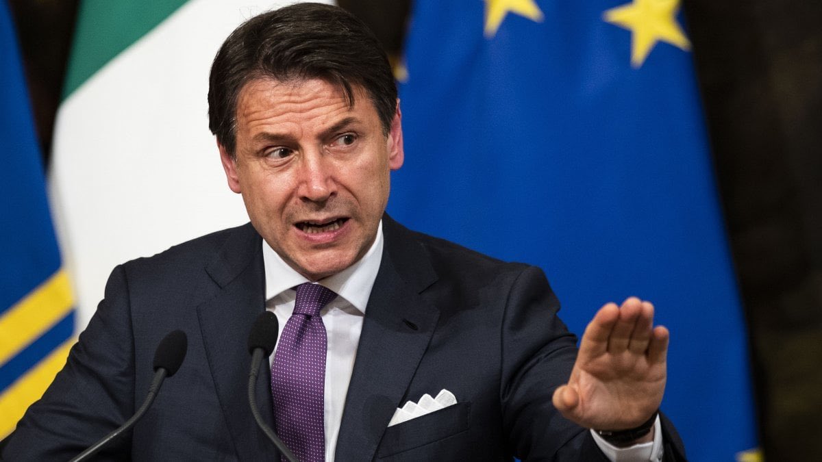 puntualeh's tweet photo. Mani. #lacontezzadigiuseppeconte #presidentecifaisospirare #cotantabellezza https://t.co/iVy3VMgxNL
