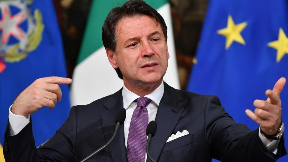 puntualeh's tweet photo. Mani. #lacontezzadigiuseppeconte #presidentecifaisospirare #cotantabellezza https://t.co/iVy3VMgxNL