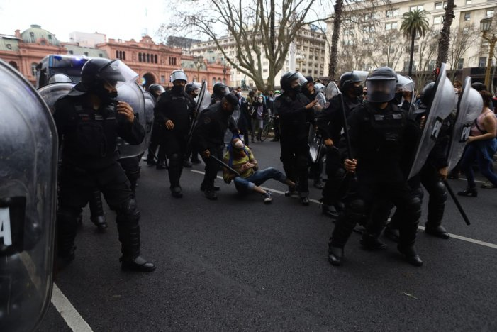 #AHORA La policía de la Ciudad reprime y realiza detenciones en la marcha contra la instalación de megafactorías porcinas que promueve Felipe Solá.