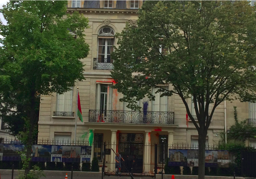 revbelorg's tweet photo. Solidarity action from Paris

Freedom for all the prisoners in Belarus, Italy, Germany and elsewhere!
Freedom for Frantskevich, Akihiro and Nikita and all the rebels!

https://t.co/POTiM5KcD7 https://t.co/H2OK0ykagW